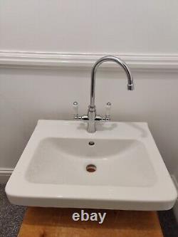 Porcelain sink plus mixer tap